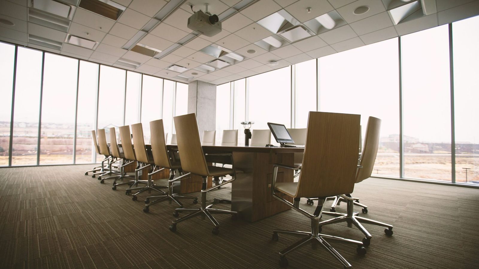 Lege vergaderzaal met glazen wanden
