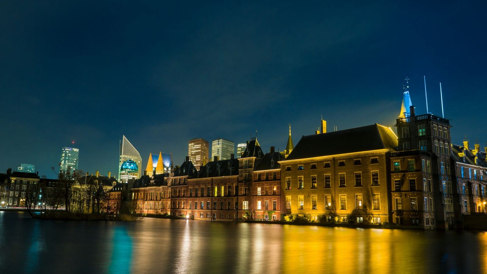 Het Binnenhof en de regeringswijk van Den Haag bij nacht