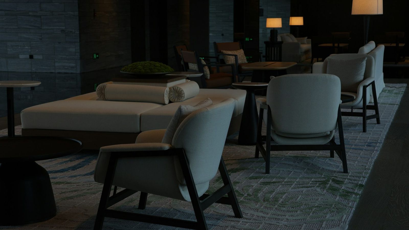 Sfeervol verlichte hotellounge met stenen wanden